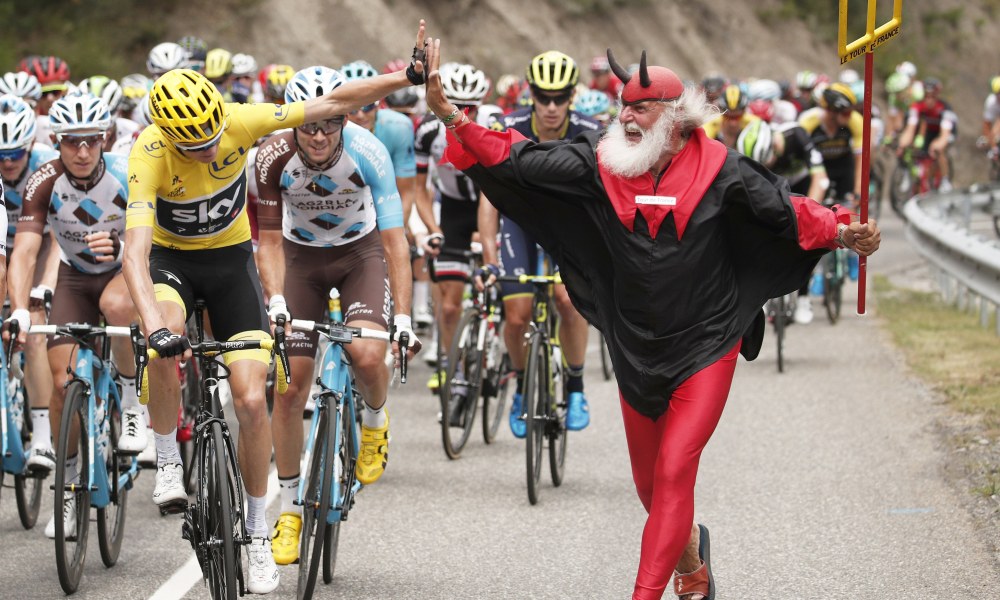 epaselect epa06101389 Team Sky rider Christopher Froome of Great Britain (L) in yellow jersey is cheered by legendary Didi Senft, the Tour Devil, who runs with the pack of riders, during the 19th stage of the 104th edition of the Tour de France cycling race over 222.5km between Embrun and Salon-de-Provence, France, 21 July 2017.  EPA/YOAN VALAT