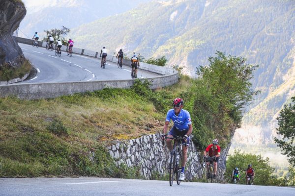 17990_oisans_col_series_-_alpe_d_huez_-_2020-2000px-1200x800